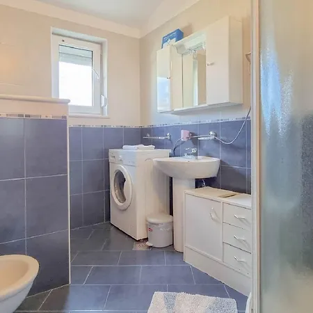 Apartman Hundefreundliches Mit Privatem Balkon, Waschmaschine, Klima, Wifi Karpinjan